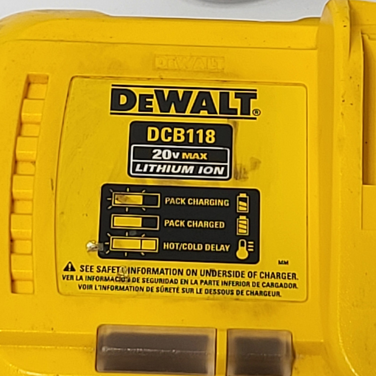 DeWalt DCB118 20V MAX Lithium Ion Fan Cooled Fast Battery Charger Yellow Black*