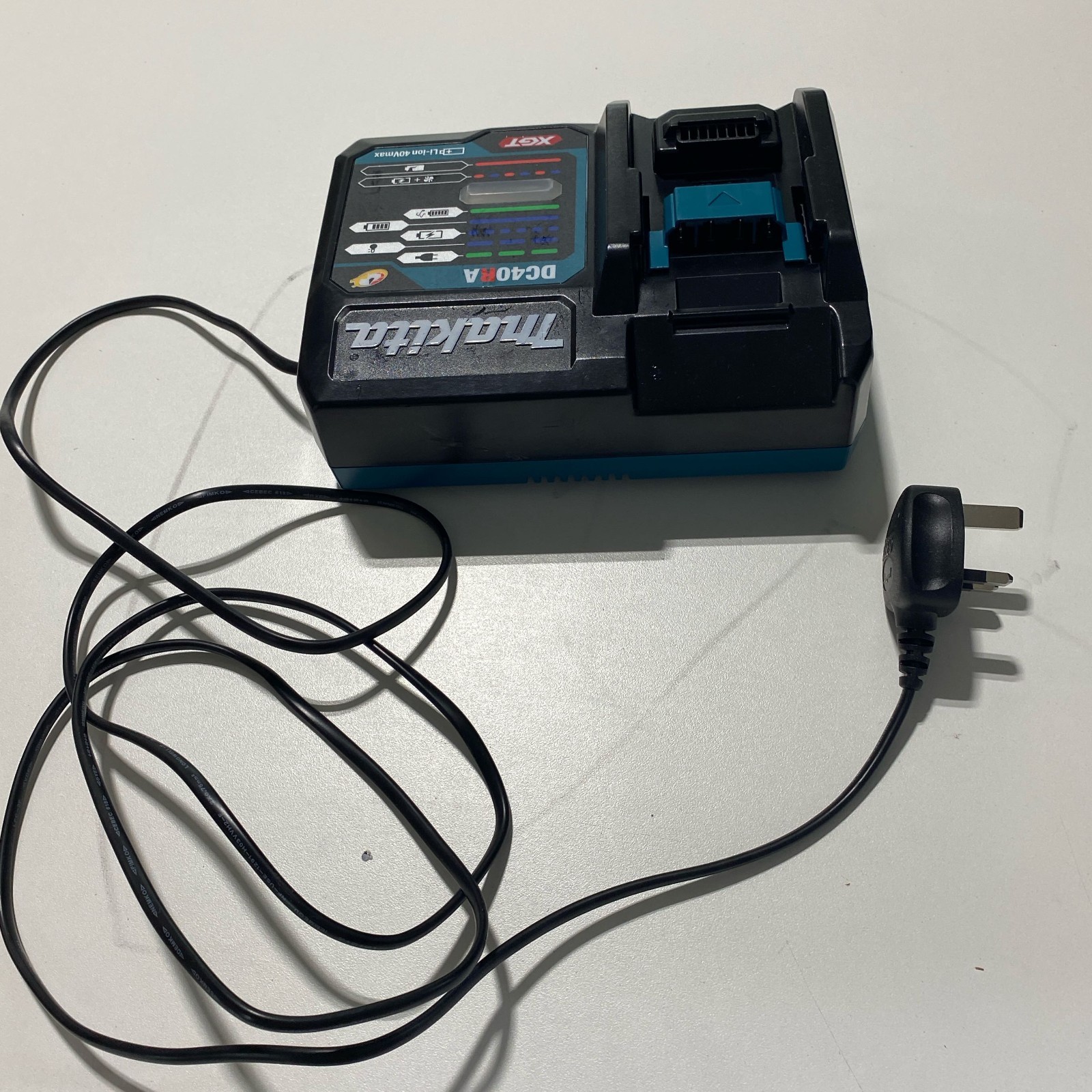 Makita DC40RA XGT 40V Fast Charger – 240V UK Plug, Black/Teal
