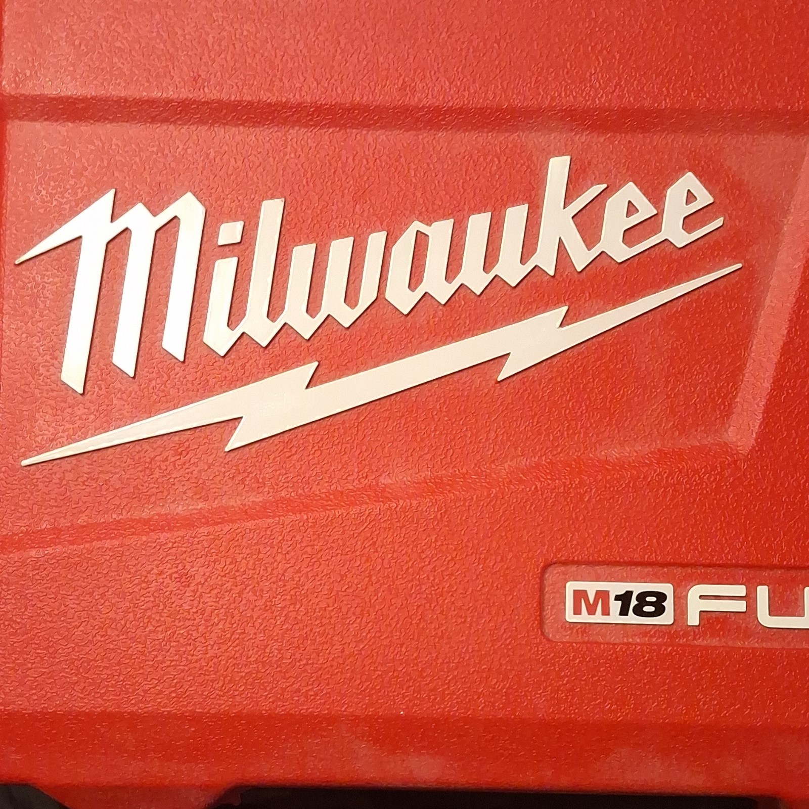 Milwaukee M12/M18 Battery Charger 18V Red – Charges 1 Battery at a Time