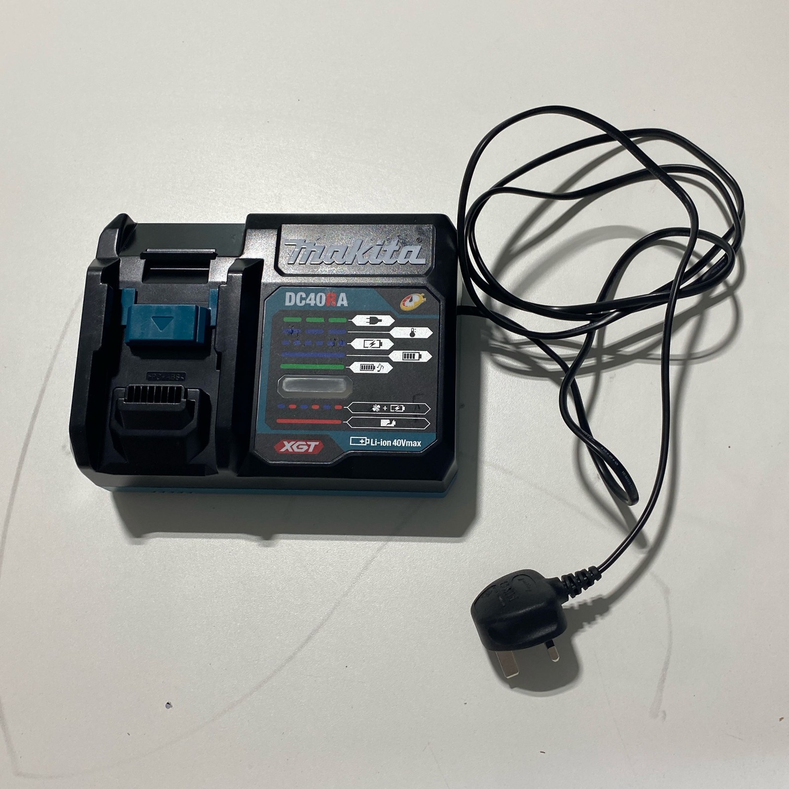 Makita DC40RA XGT 40V Fast Charger – 240V UK Plug, Black/Teal