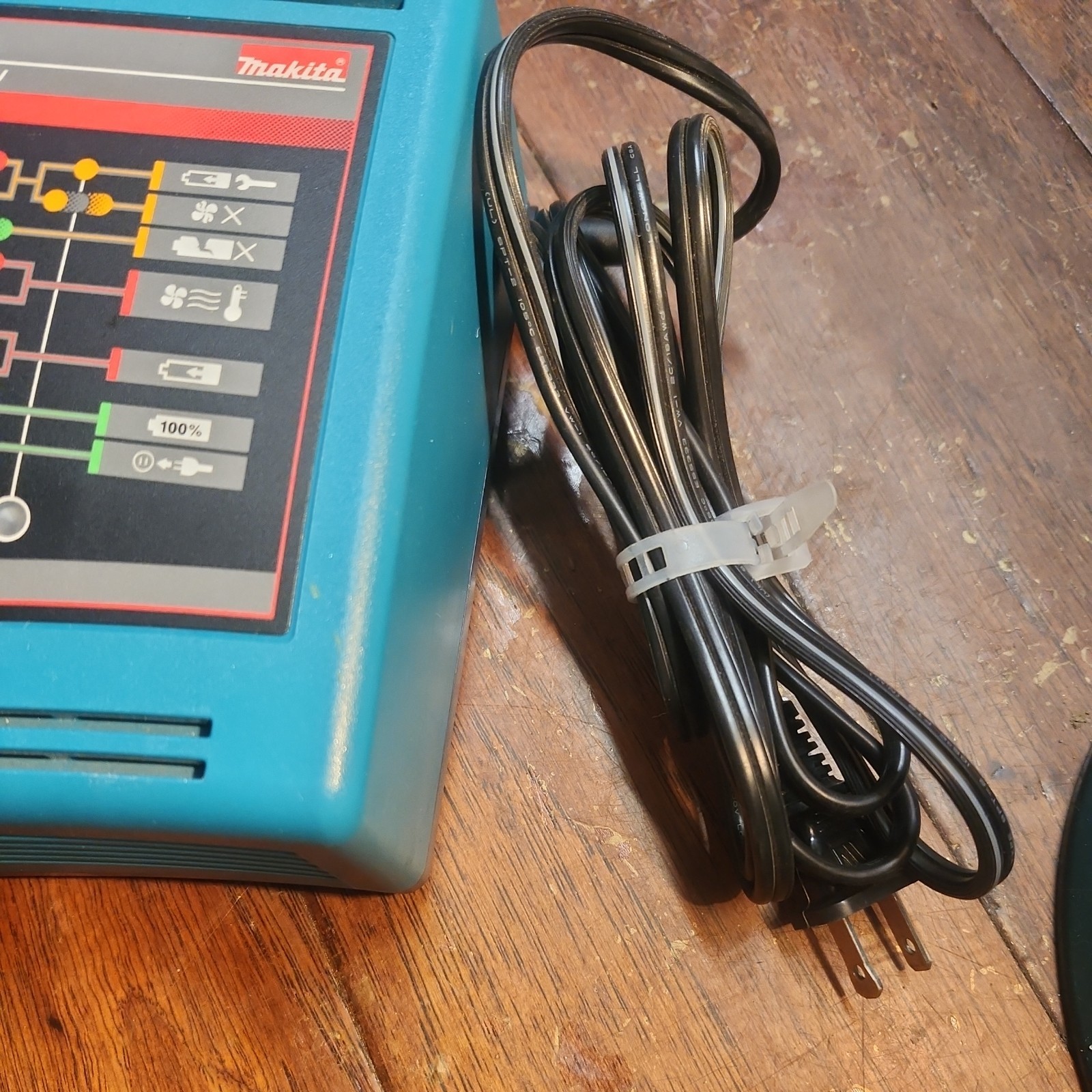 Makita High Capacity Battery Charger DC24SA 7.2-24V Nice Shape 120V 135W 50-60Hz