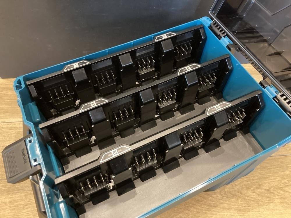 Makita 40Vmax Multi-port Charging Case A-78352 BCC02 12-port Charger Used