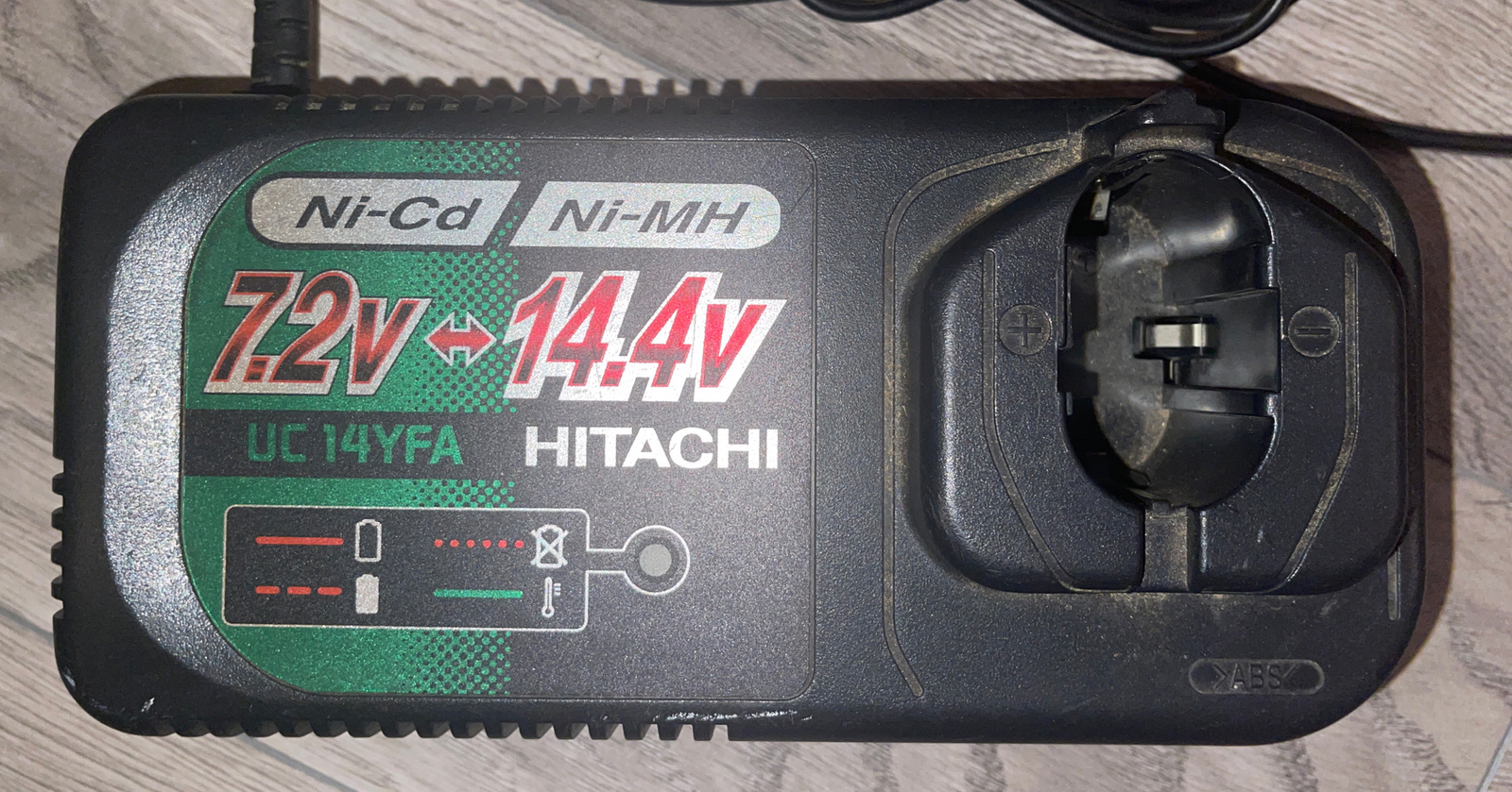 Hitachi UC14YFA Gray 14.4 Volts input 220v 56w Power Tools Battery Charger