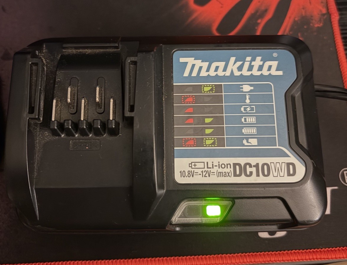Makita DC10WD 12-Volt Lithium-Ion Battery Charger