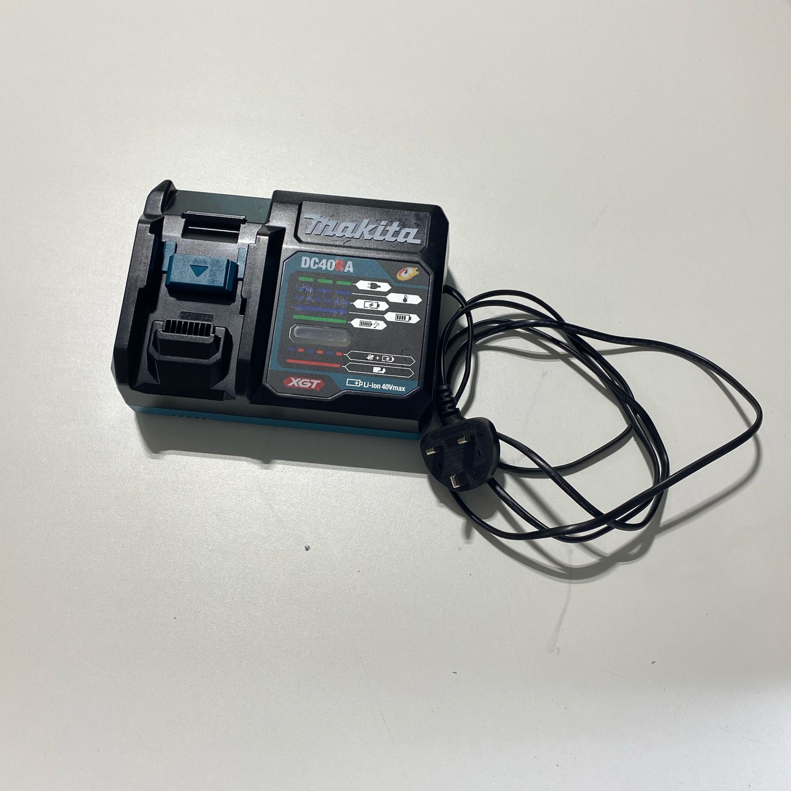 Makita DC40RA XGT 40V Fast Charger – 240V UK Plug, Black/Teal