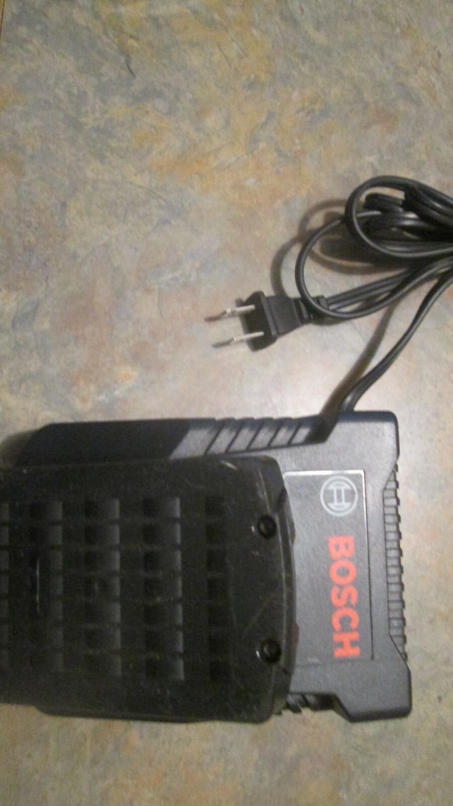 Bosch BC660 120 Volts AC input battery Charger & Bosch BAT611 18 V battery