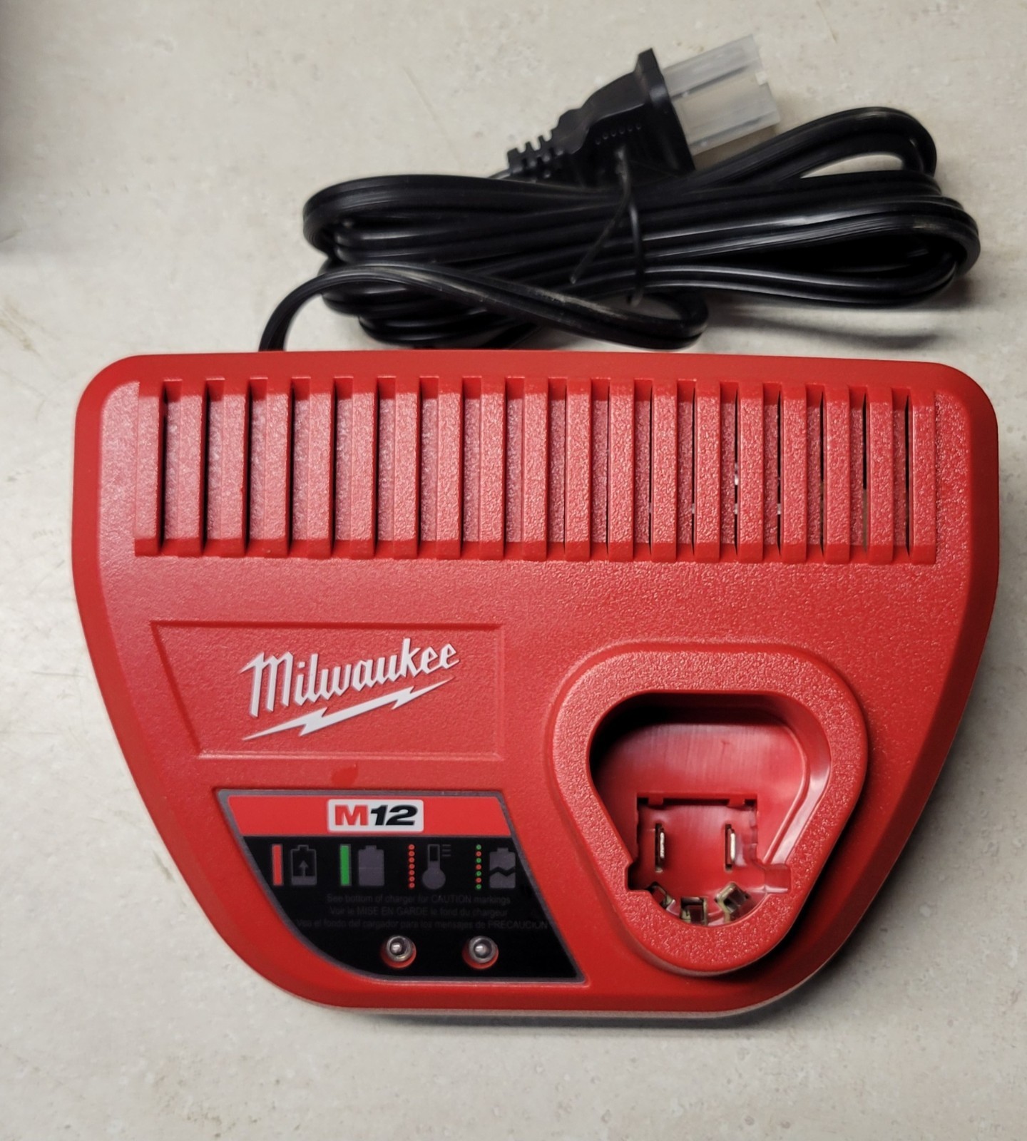 Milwaukee M12 Power Tool Battery Charger Red 12 V Single Battery