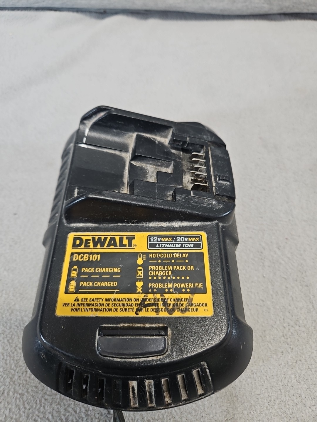 DeWalt DCB101 12V Max 20V Max Battery Charger (T13)