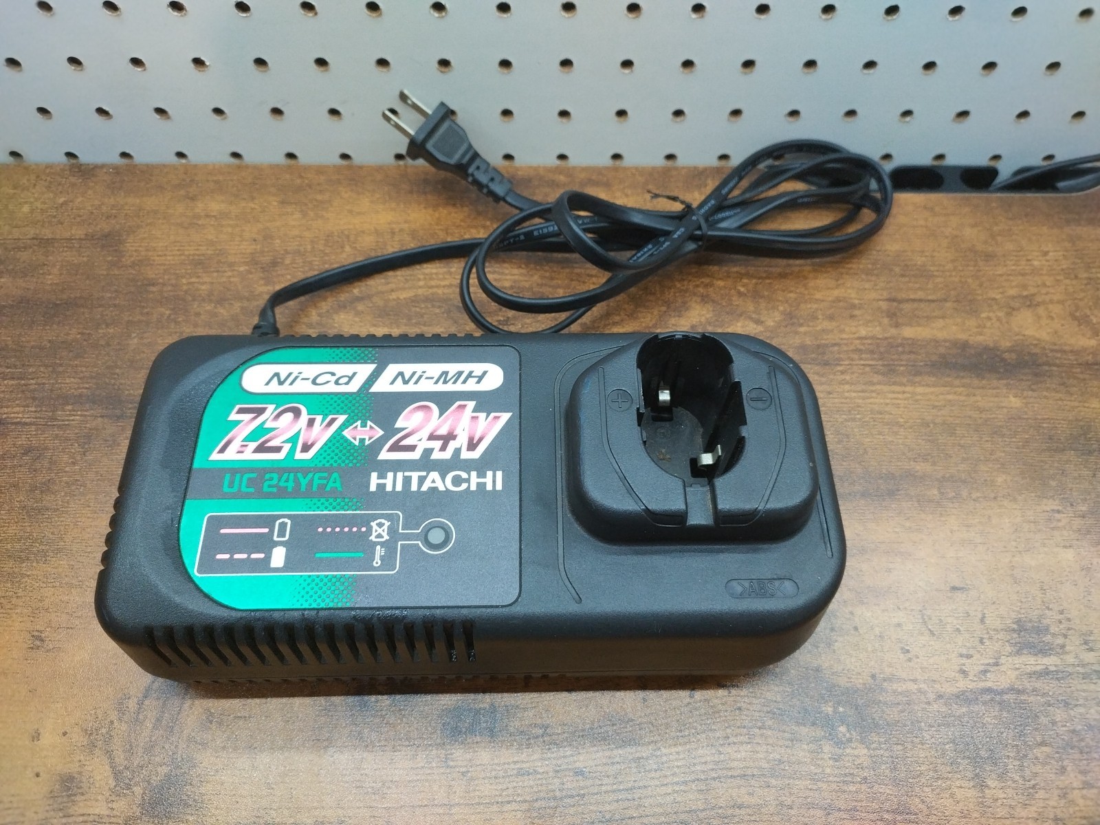Hitachi UC 24YFA Ni-Cd & Ni-MH 7.2V – 24V Battery Charger Tested Working