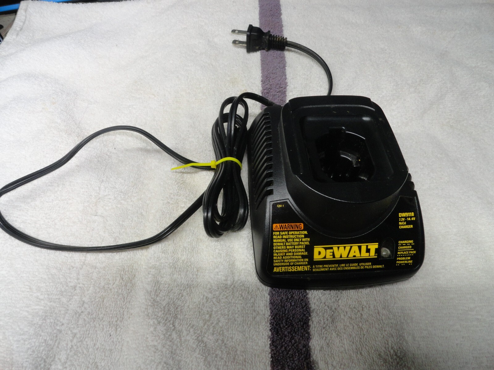 DeWALT DW9118 7.2V – 14.4V 1.5A NiCd Battery Charger Pre- Owned
