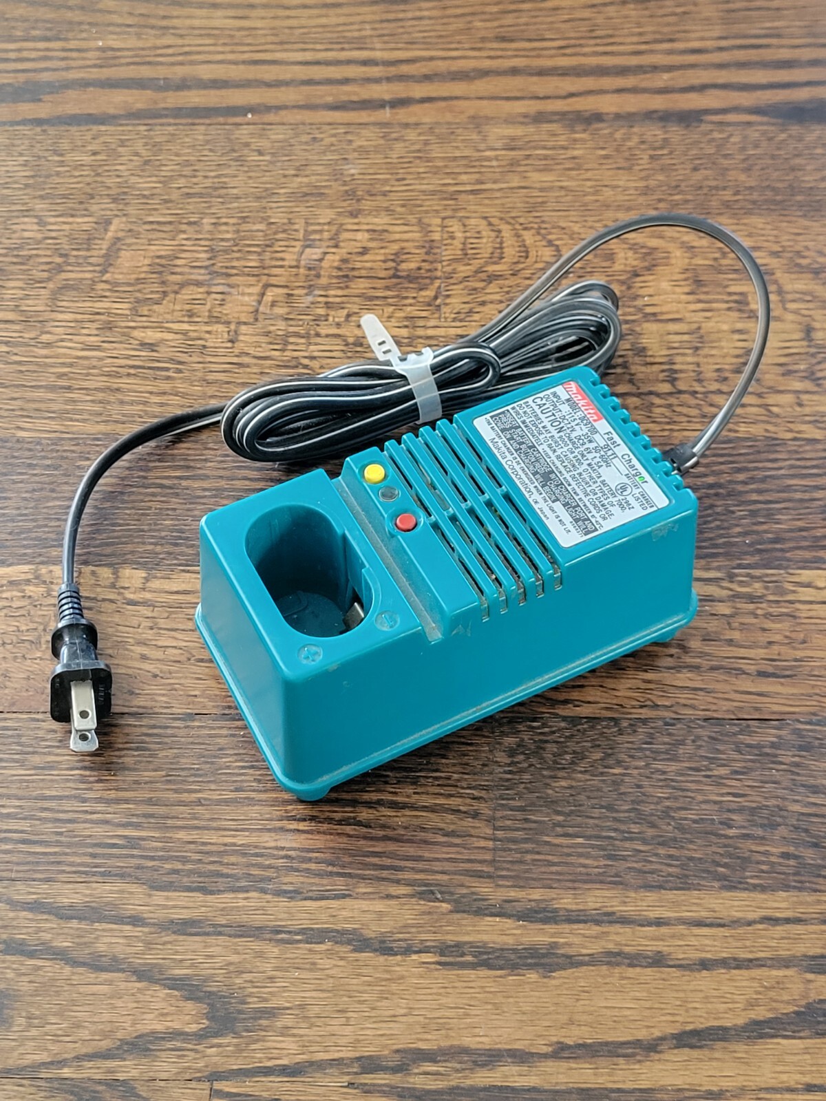 Makita Battery Fast Charger 120V 35W 60 Hz DC7.2V, DC9.6V 1.5A DC9700A DC9700