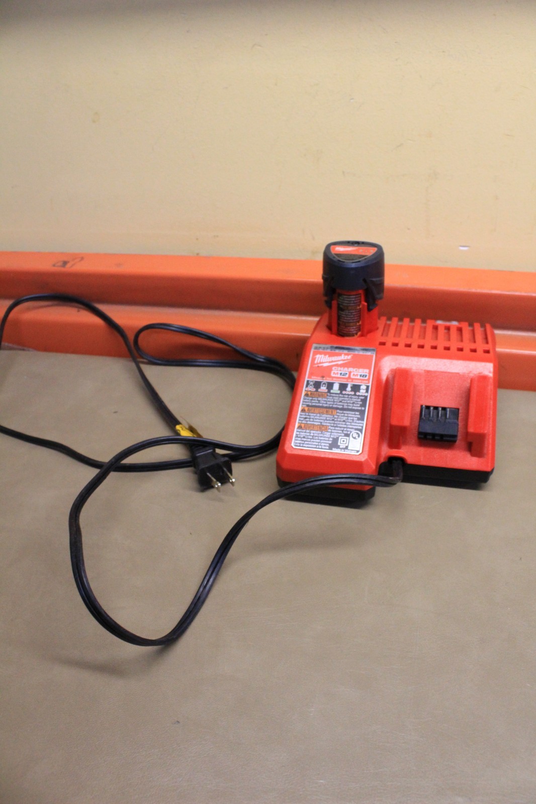 Genuine MILWAUKEE 48-59-1812 18V M12 / M18 Charger W/ 48-11-2425 Battery
