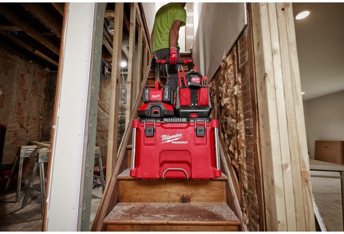 Milwaukee Electric – M18. PACKOUT. SIX Bay Rapid Charger