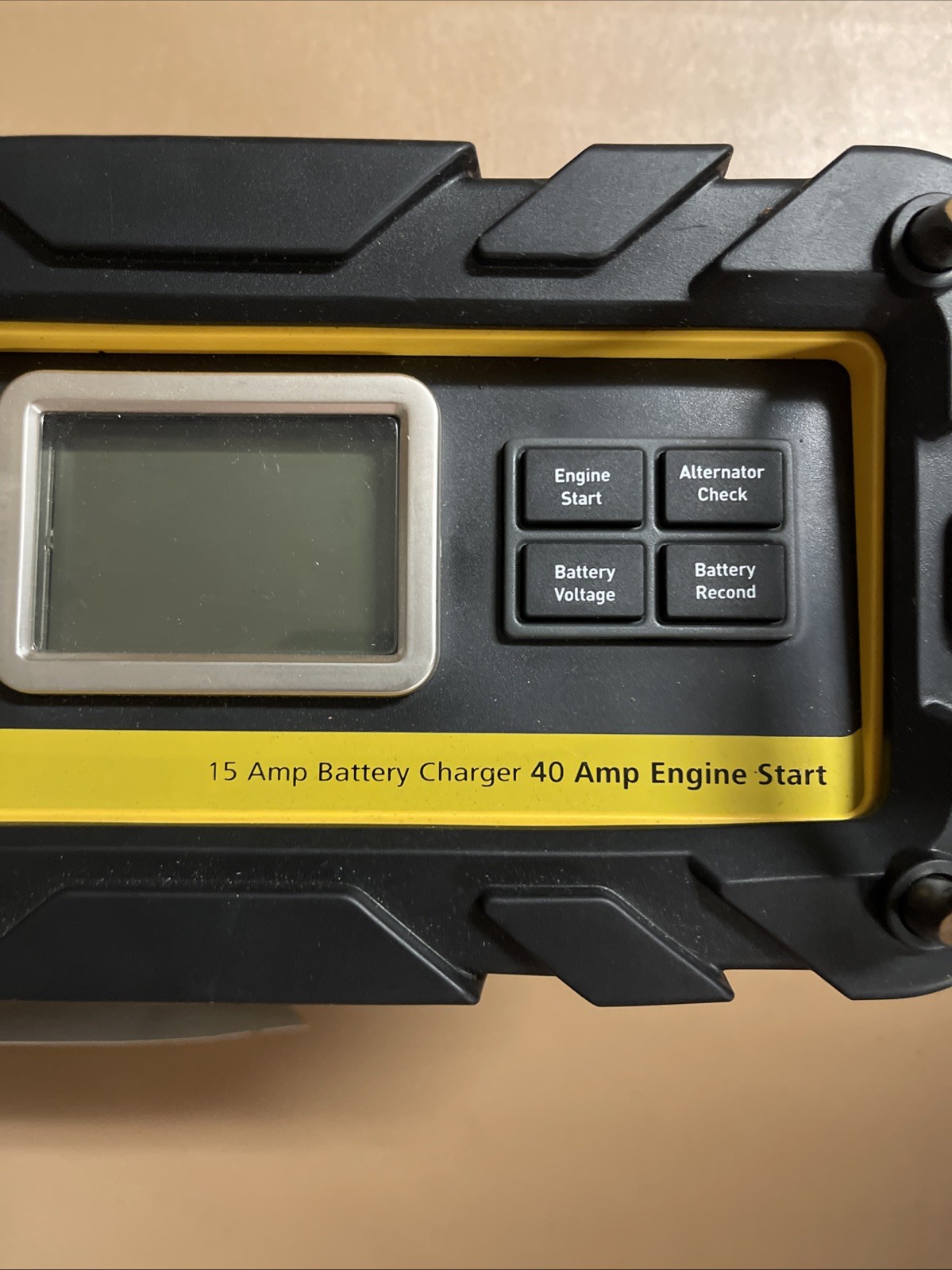 STANLEY Fully Automatic 15 Amp Battery Charger 40 Amp Engine Start