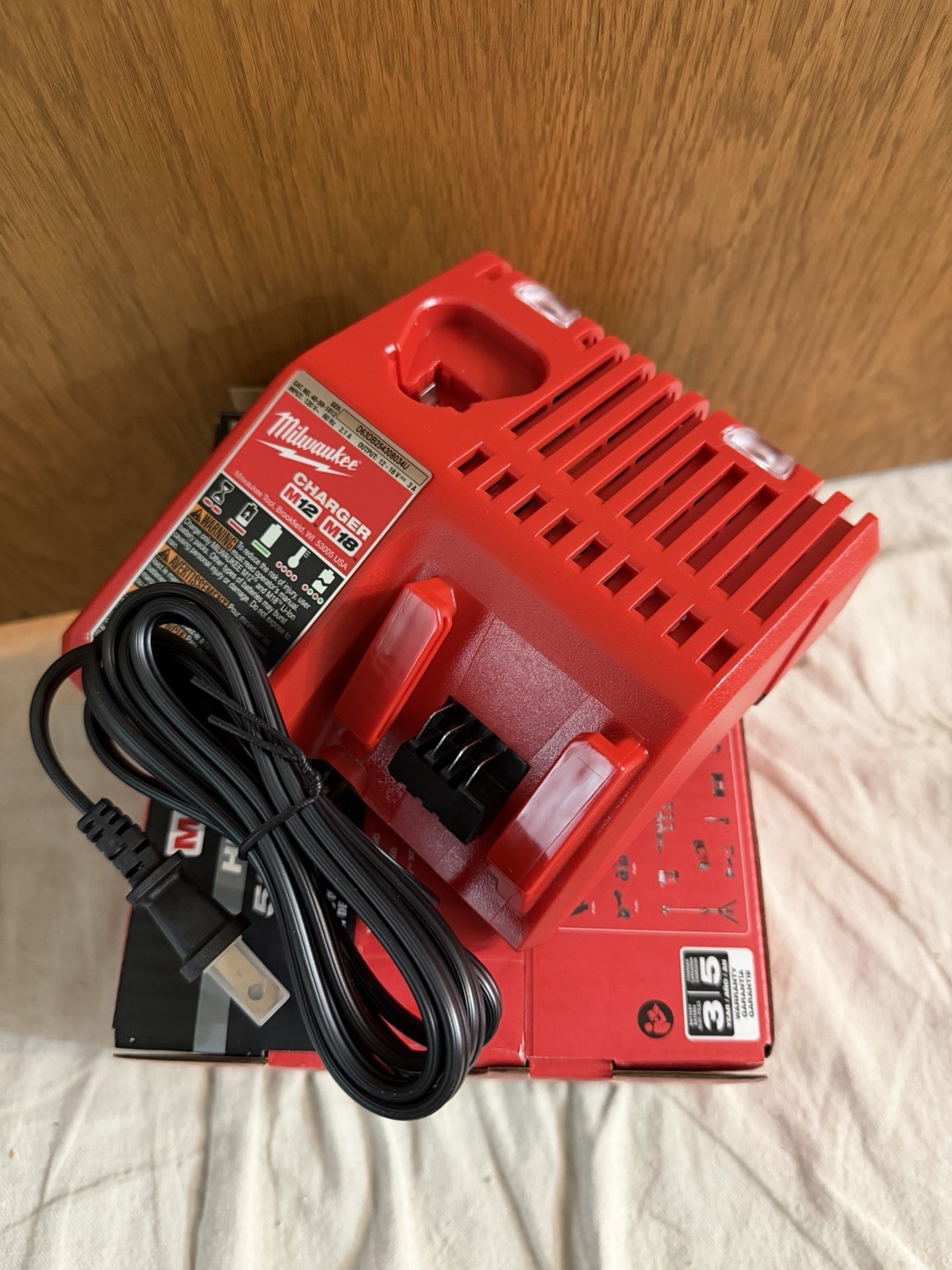 Genuine MILWAUKEE 48-59-1812 18V M12 / M18 LITHIUM ION CHARGER