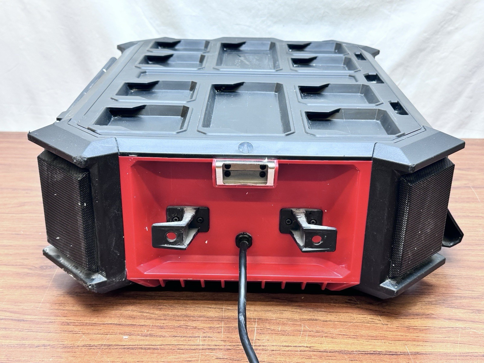 Milwaukee PACKOUT Radio + Charger M18 Charger Red 2950-20