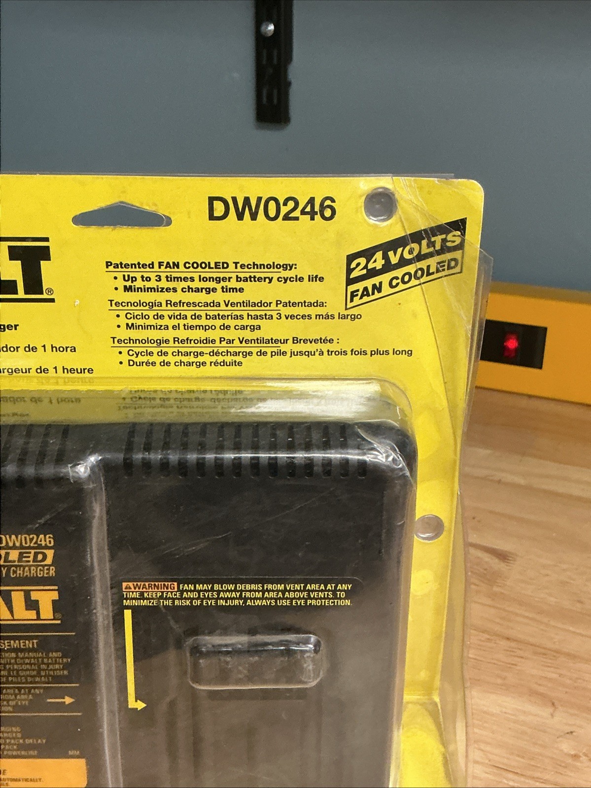 Dewalt DW0246 24V Fan Cooled Battery Charger Read