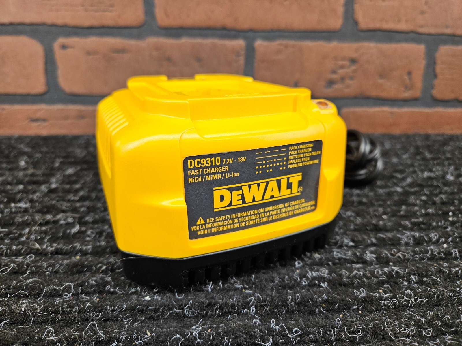 Dewalt OEM DC9310 7.2V~18V Fast Battery Charger NiCd/NiMh/Li-Ion-***PREOWNED***
