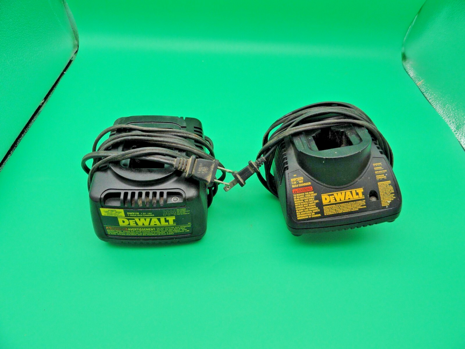 (1)DW9226 AND (1)DW9116 18V DEWALT BATTERY CHARGERS