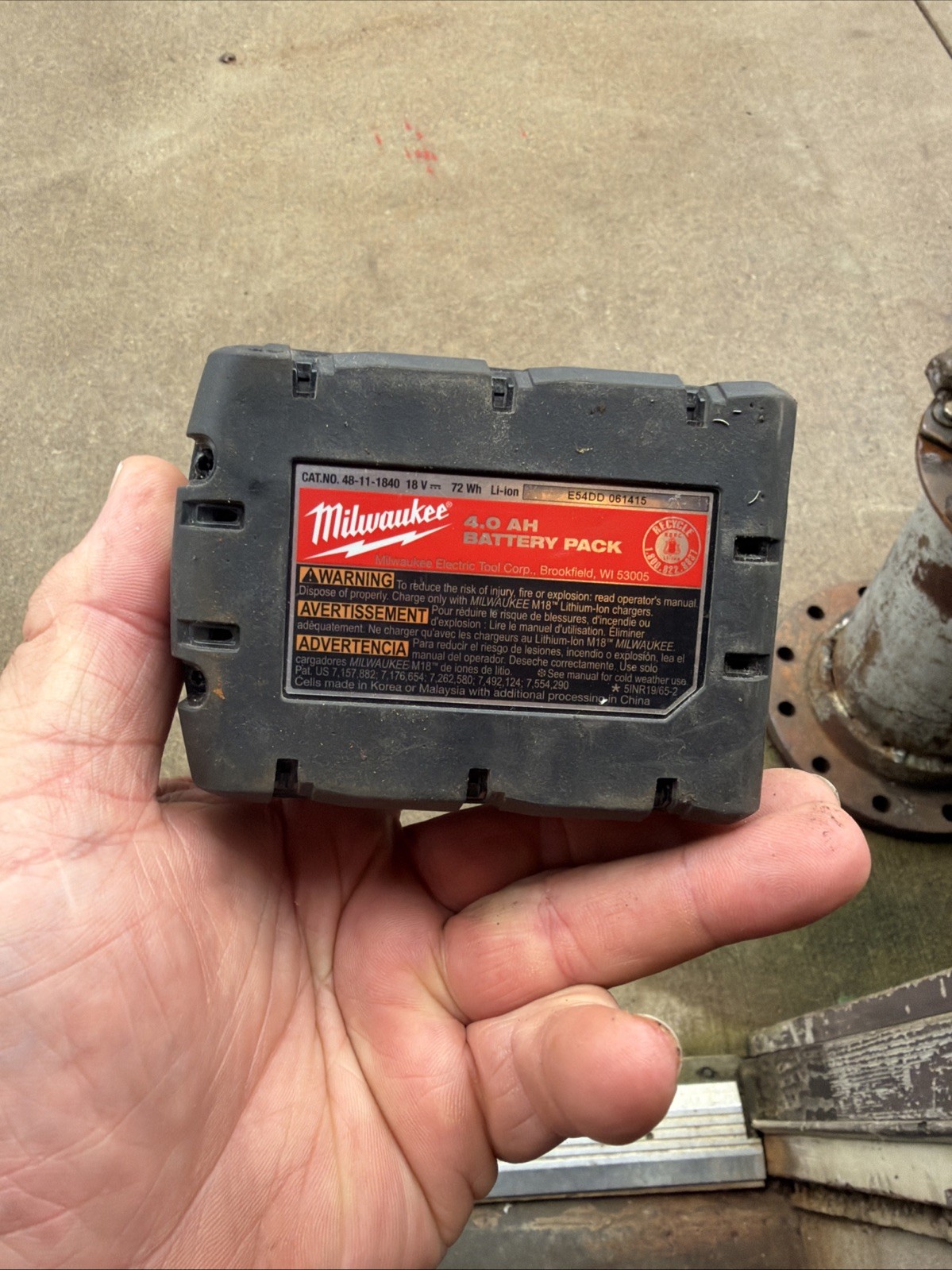 Milwaukee Tools M18 Lithium 6-Port Six Pack Battery Charger and Battery
