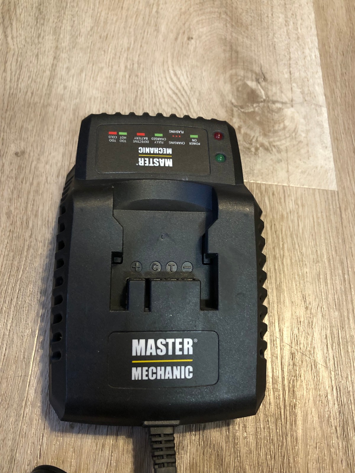 Master Mechanic 18v 2.2 Amp Smart Class 2 Battery Charger 134457 TESTED