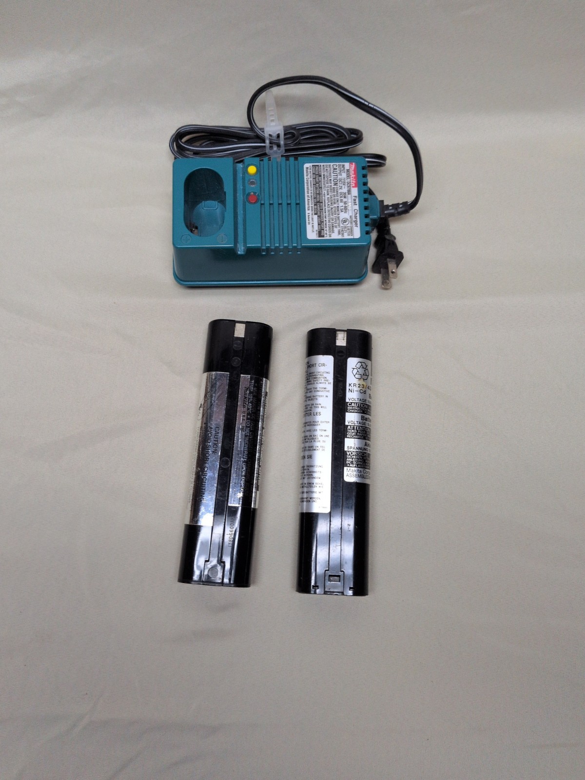 Genuine Makita DC9700A Fast Charger plus 2 Makita 9000 9.6V Batteries