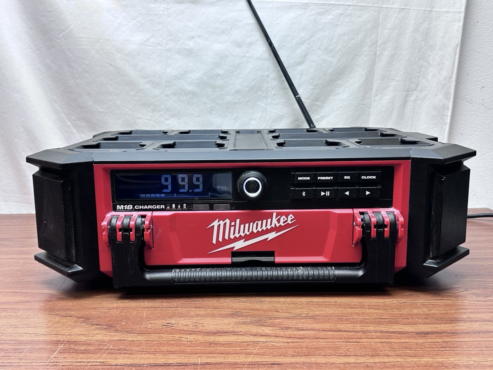 Milwaukee PACKOUT Radio + Charger M18 Charger Red 2950-20