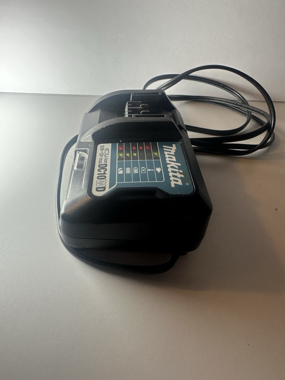 Makita DC10WD Li-Ion Battery Charger 10.8V-12V Max, Charges 1 Battery TESTED