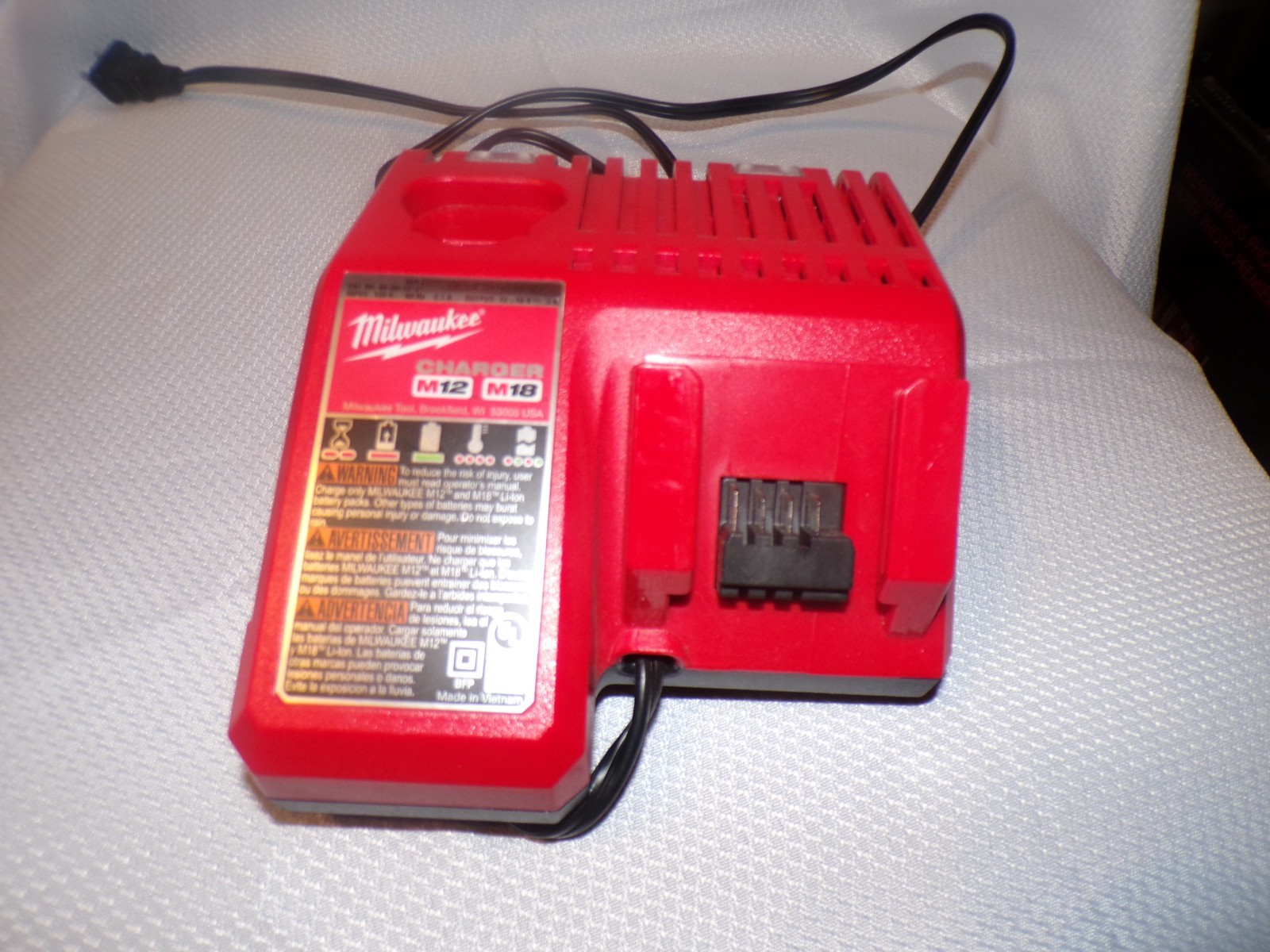 milwaukee charging station for m12/m18 model #48-59-1812 good condition working