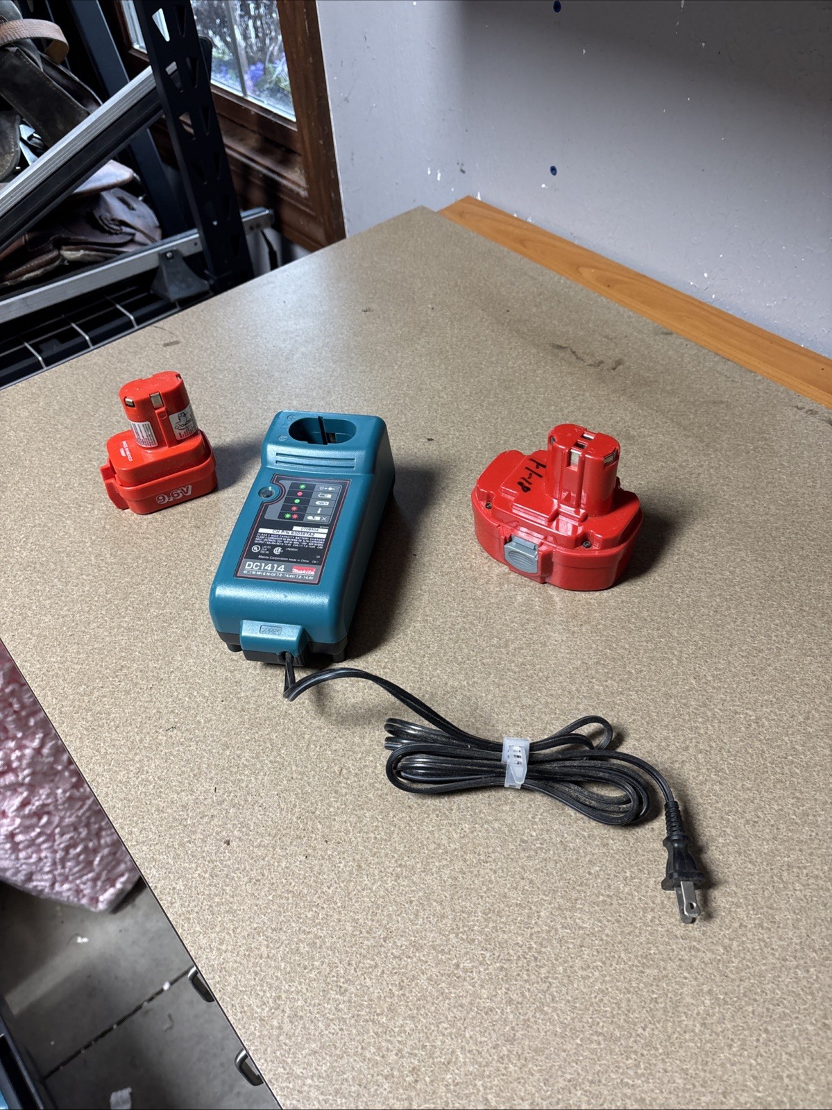 Makita DC1414 Battery Charger 7.2 To 14.4V Class 2 Plus 2 Batteries!! E4