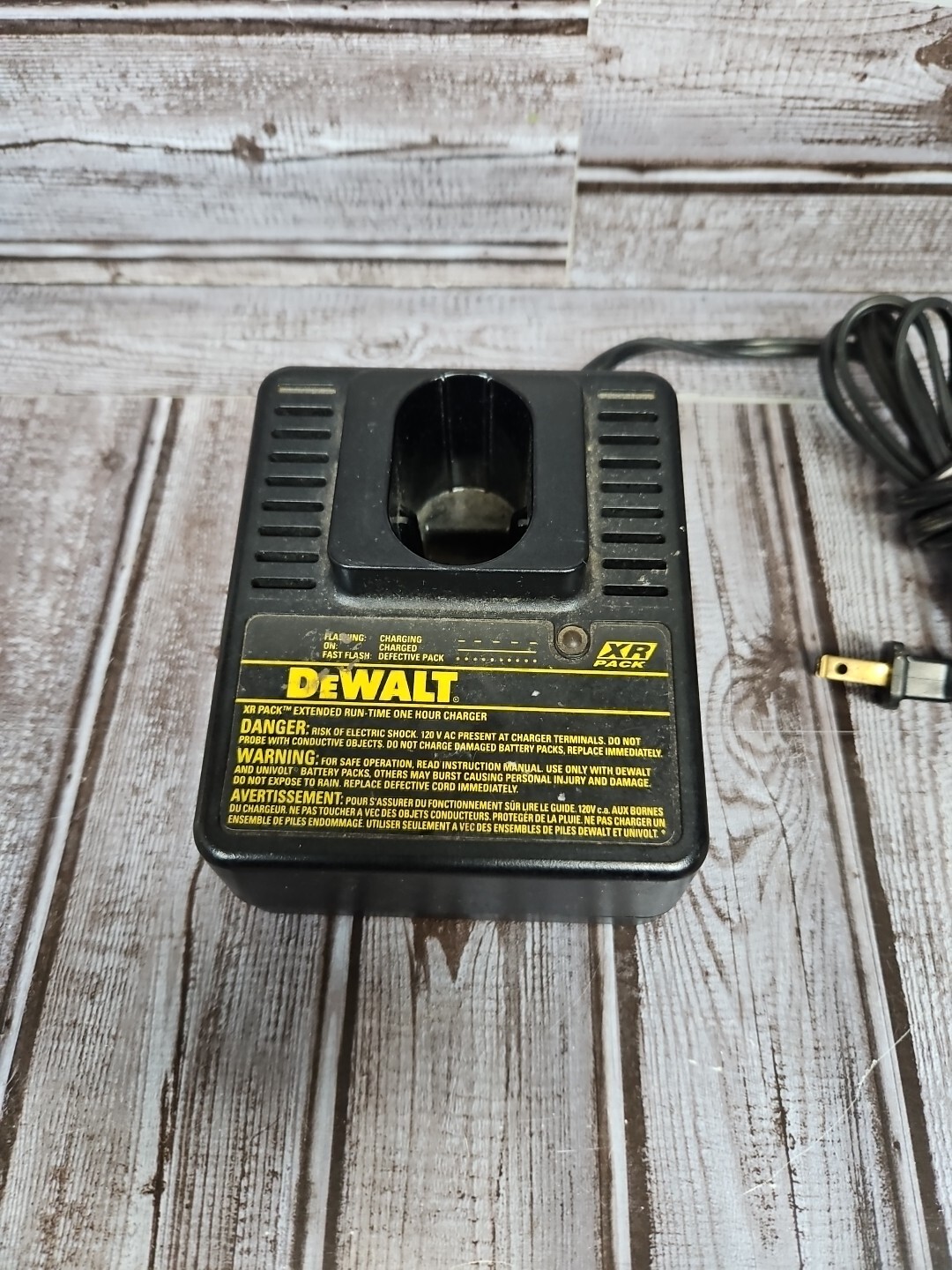 ** DEWALT DW9106 XR PACK Extended Run Time One Hour Battery Charger