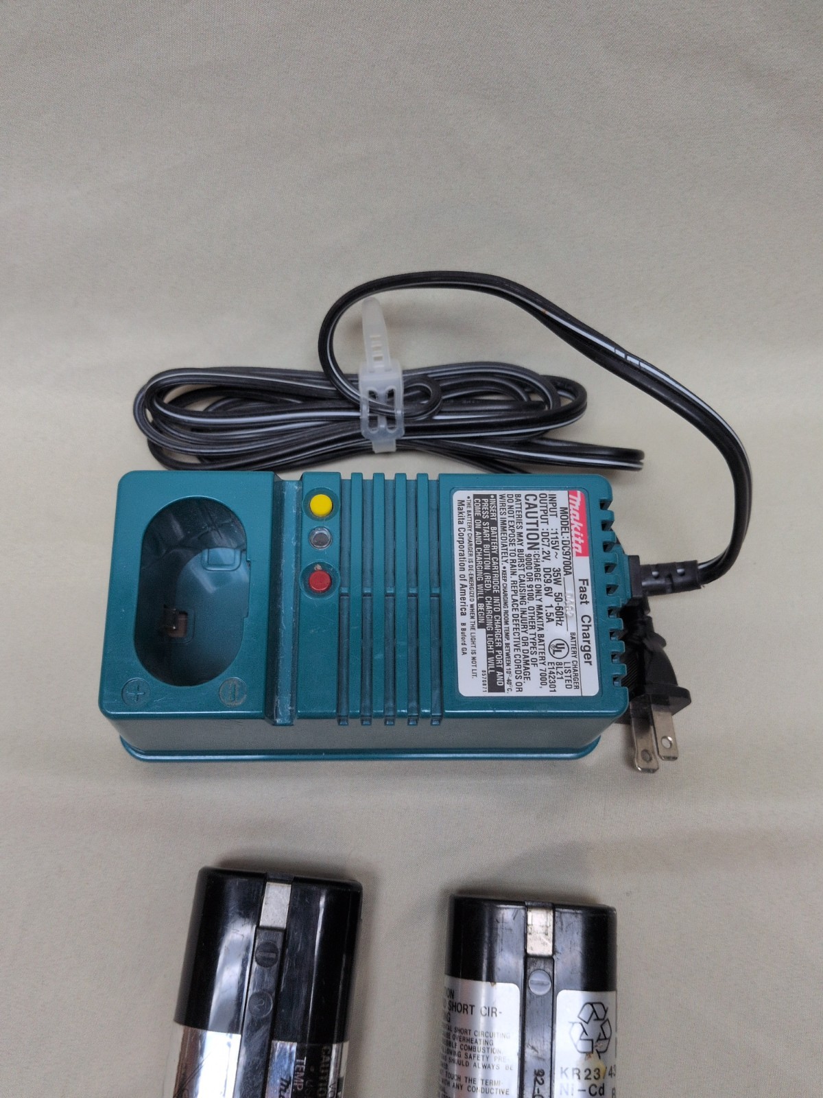 Genuine Makita DC9700A Fast Charger plus 2 Makita 9000 9.6V Batteries