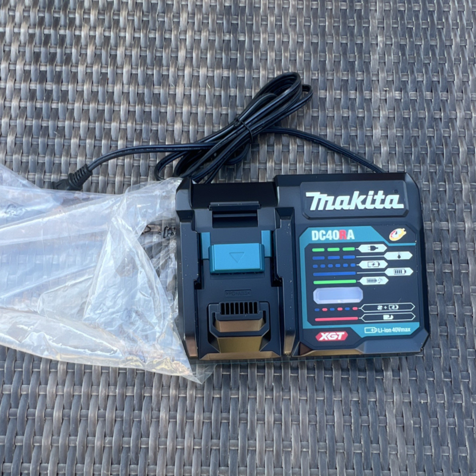 Makita DC40RA XGT 40V Power Tool Battery Charger Black Charges 1 Battery at Once