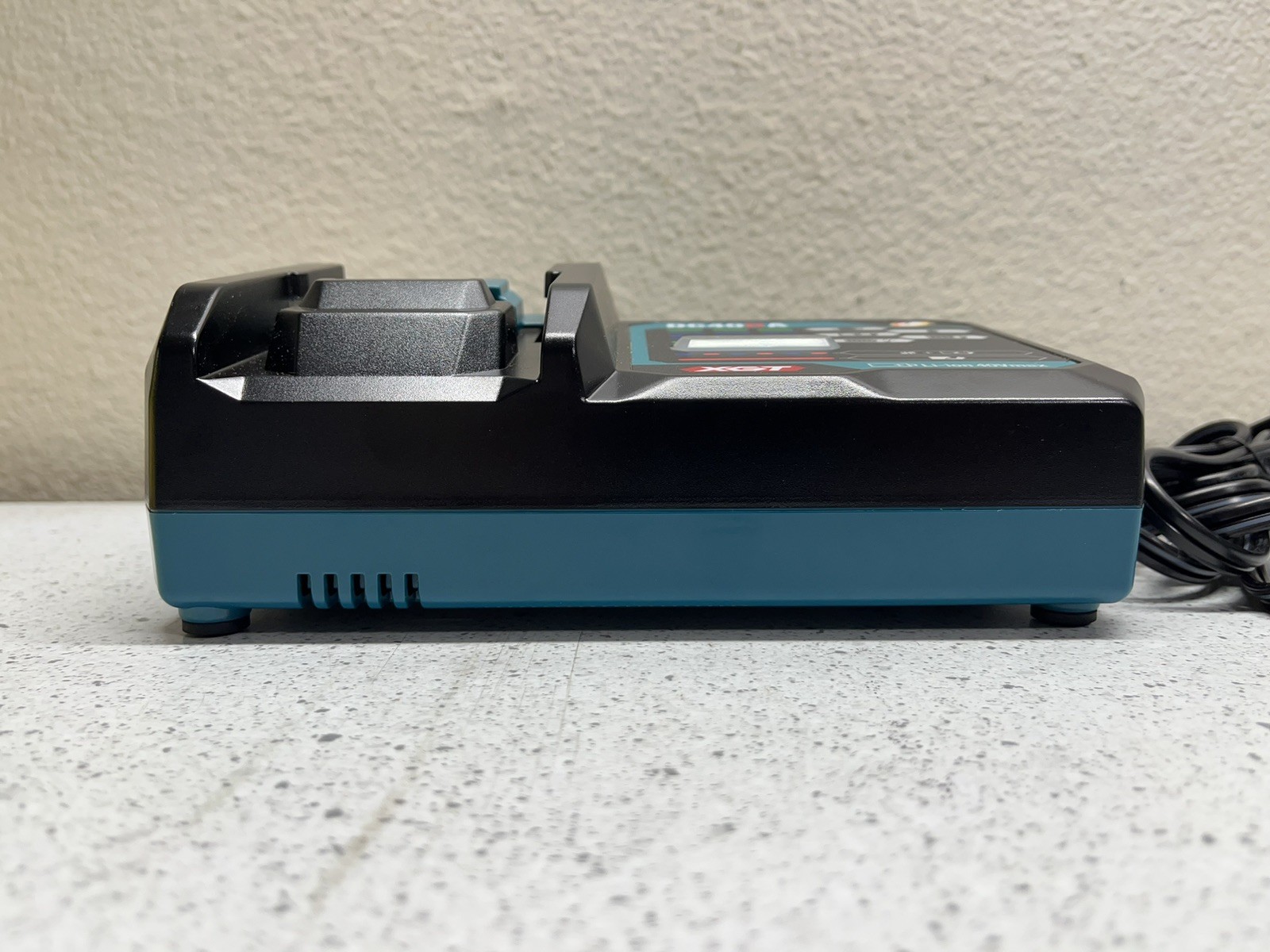 Makita No. DC40RA XGT Li-ion 40V Max Battery Charger & XGT 40V 2.5 Battery Packs