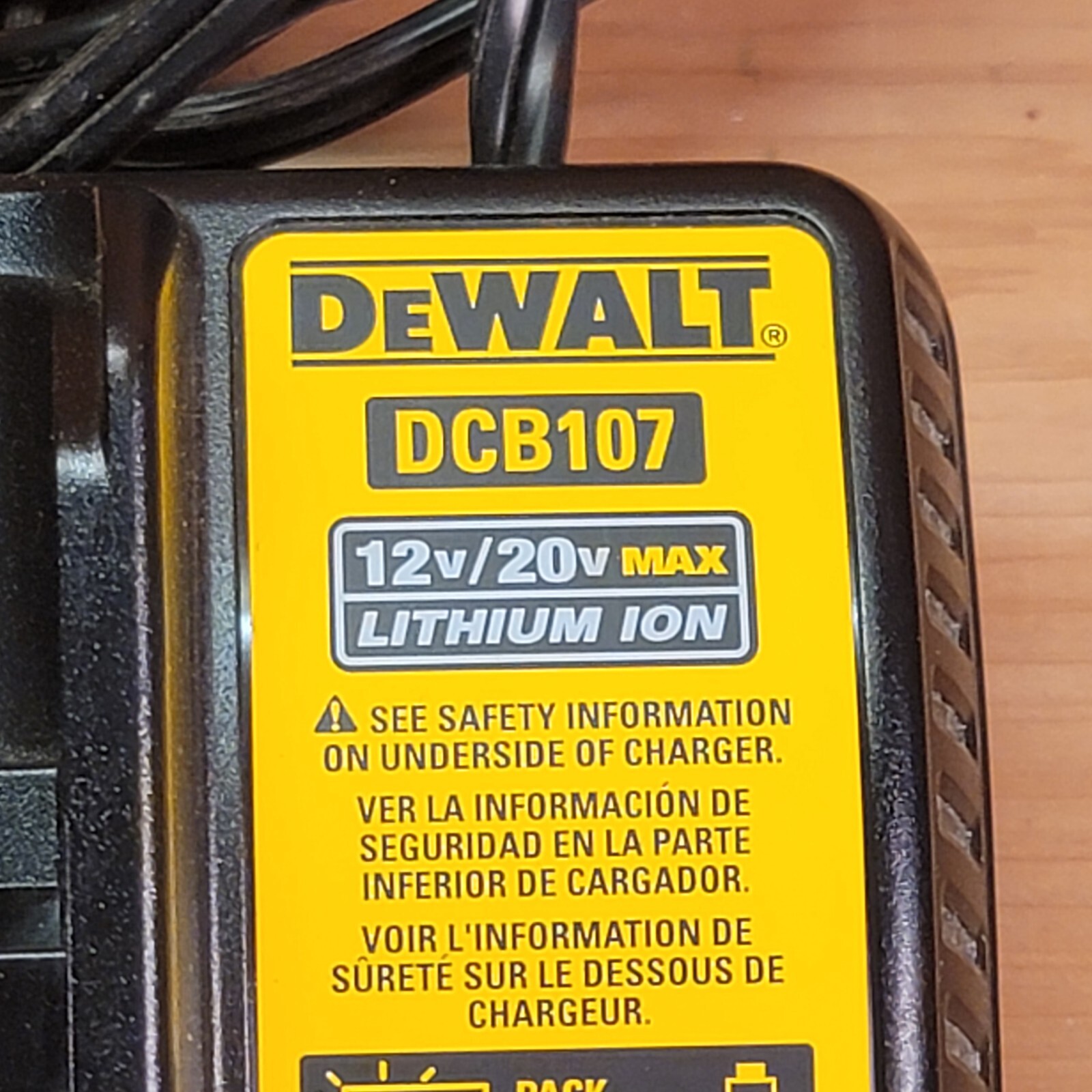 DeWALT DCB107, 12V/20V MAX Lithium Ion Charger Black Yellow Tested Working
