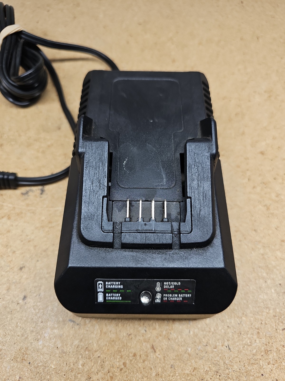 EARTHQUAKE XT EQCXT-20V CLASS C 20V LI-ION BATTERY CHARGER SN# 37486-1810 (D9)