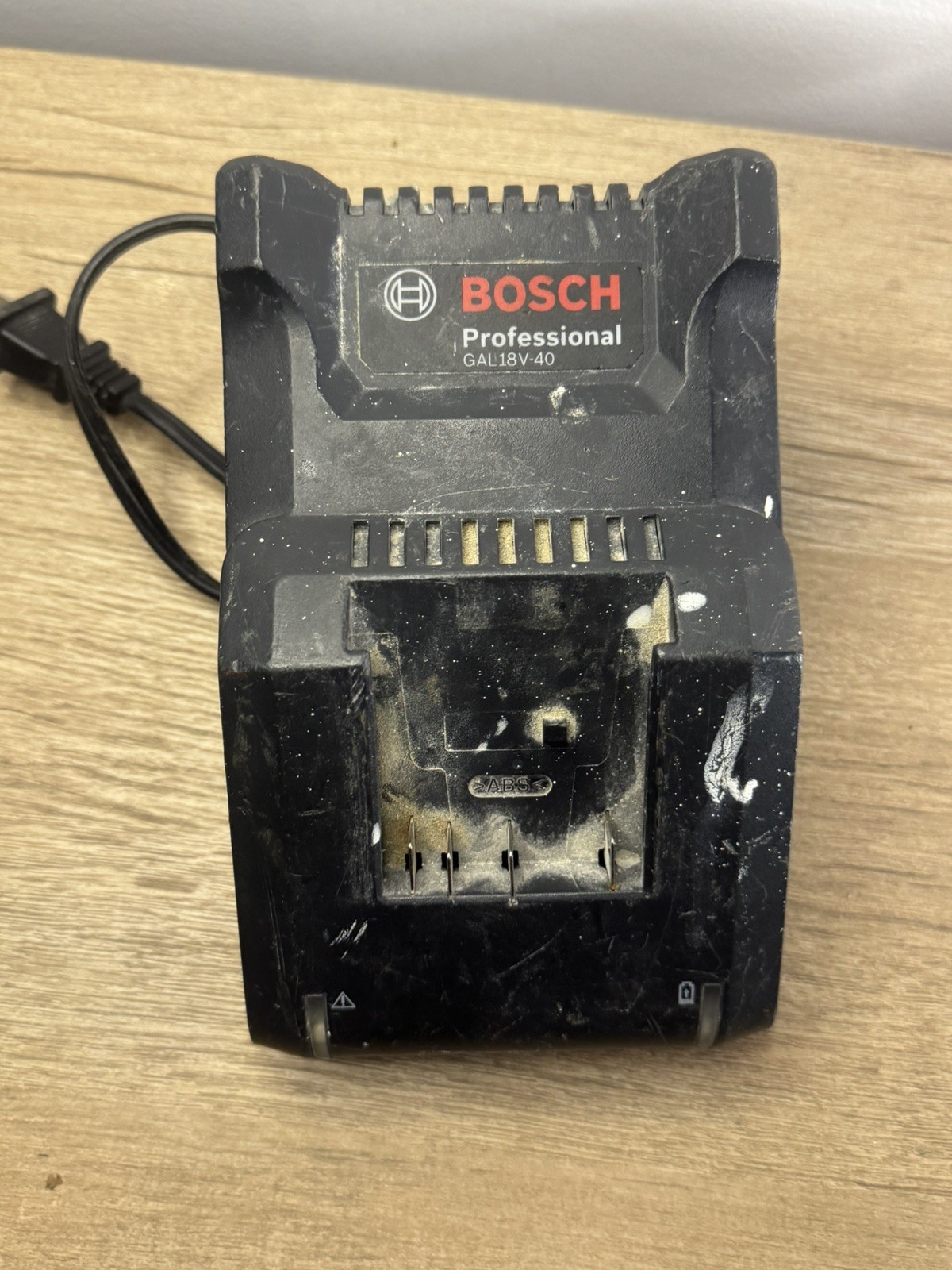 BOSCH BATTERY CHARGER GAL18V-40 BARE CHARGER FAST CHARGE BLACK