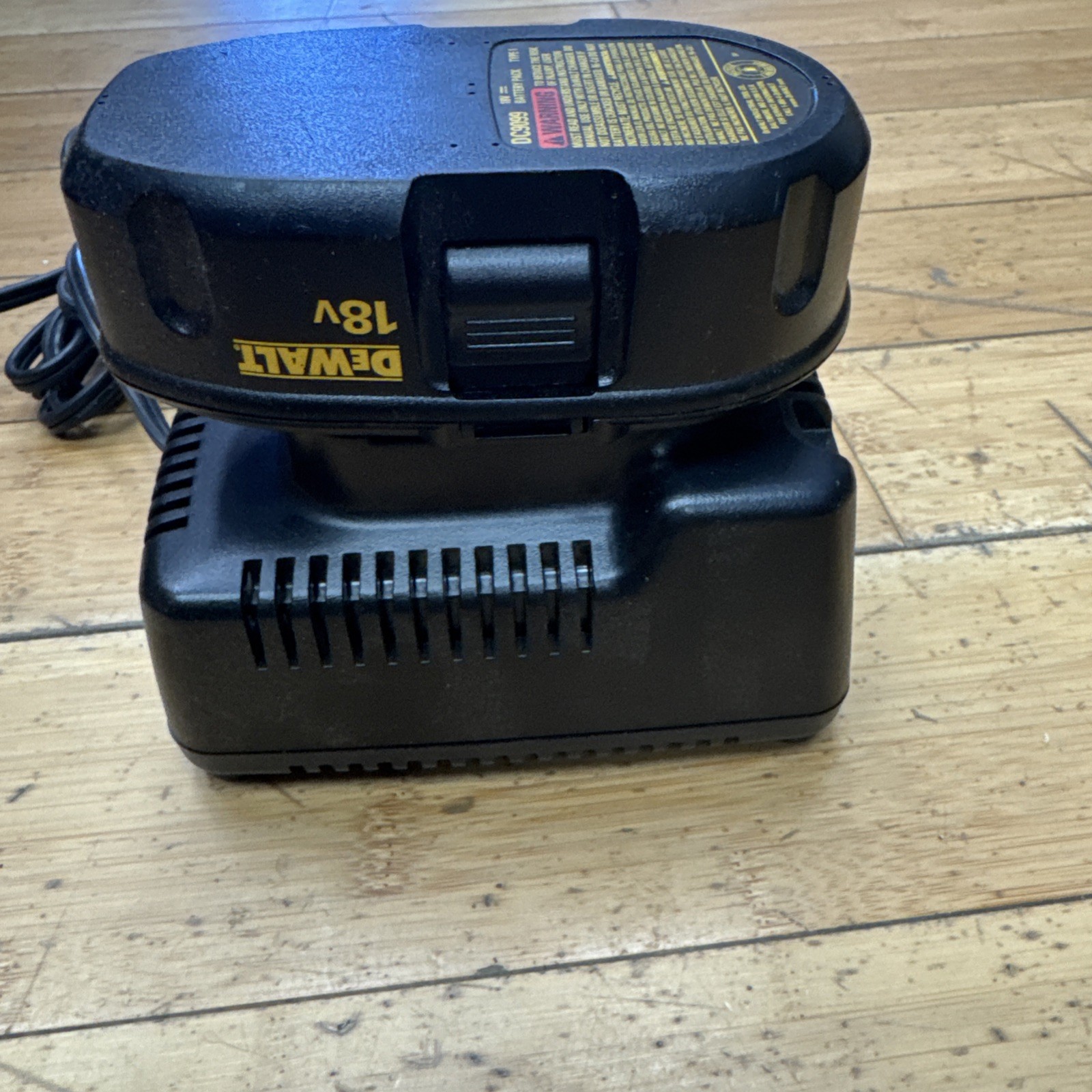 DEWALT DW9116 7.2V-18V NiCd 1-Hour Battery Charger With DC9099 18V Battery