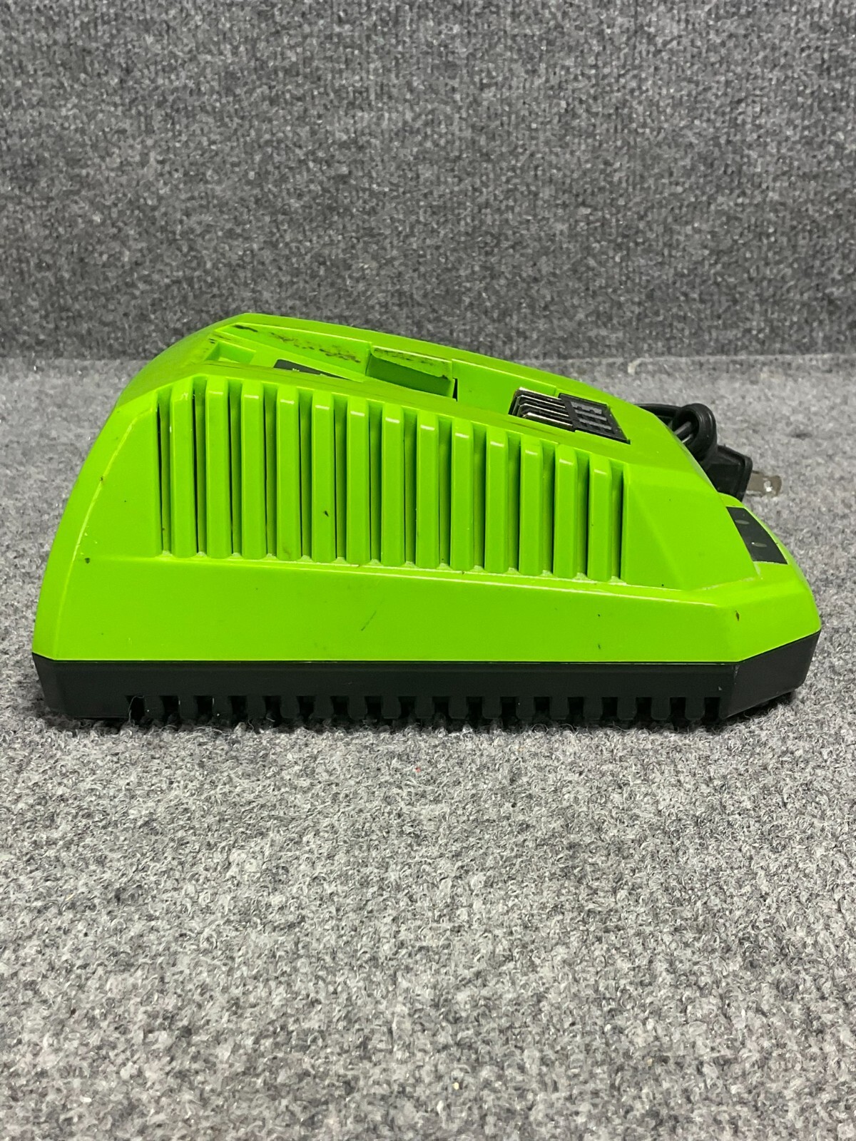 GreenWorks 29482 40V Lithium Battery Charger 120V AC Used