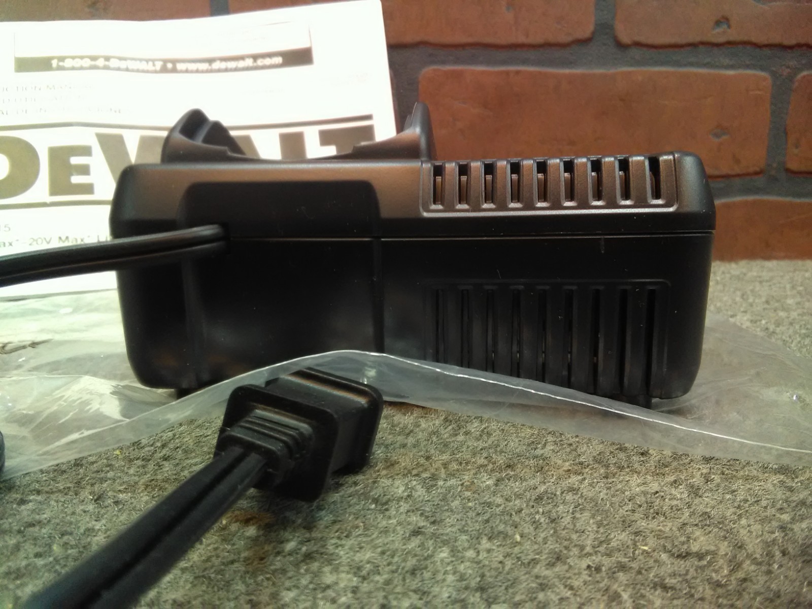 Dewalt OEM DCB115 12/20V MAX Lithium Ion Fast Battery Charger-***NEW***