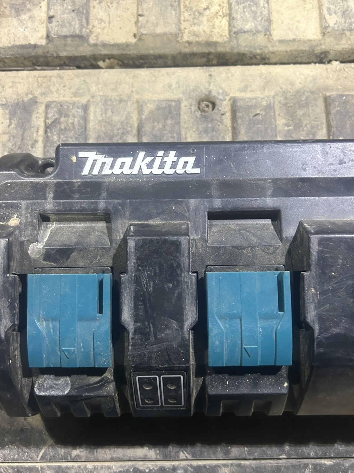 DC18SF Genuine Makita 14.4-18V LXT Li-ion Dual 4 Port High &FAST Battery Charger
