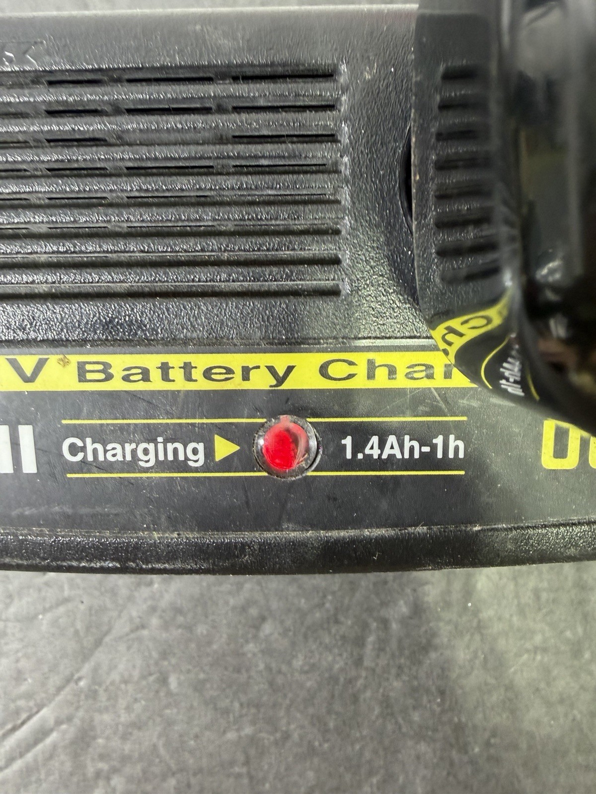 Hitachi 7.2 VOLT Battery Charger UC7SD 1.4Ah 1 hour for Ni-Mh Ni-Cd 110v