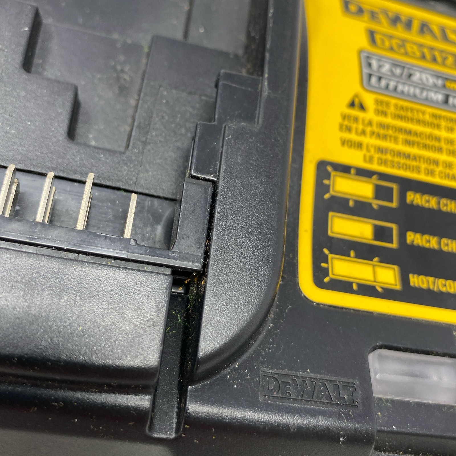 DEWALT DCB112 12V/20V MAX Li-Ion Battery Charger Black/Yellow
