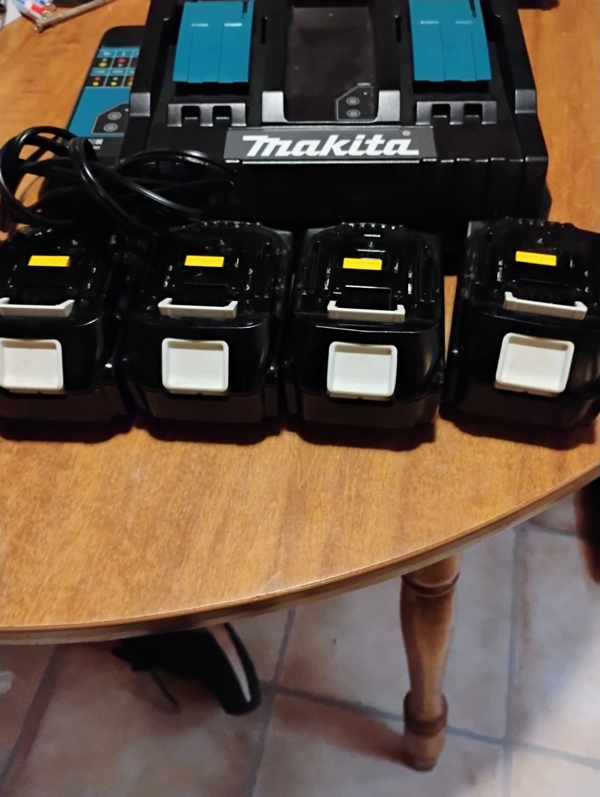 Makita Dc18 Sh Charger And 4 Five Amp Hour 18 Volt Lithium Ion Batteries
