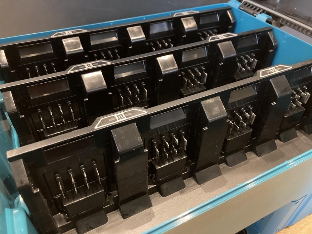 Makita 40Vmax Multi-port Charging Case A-78352 BCC02 12-port Charger Used