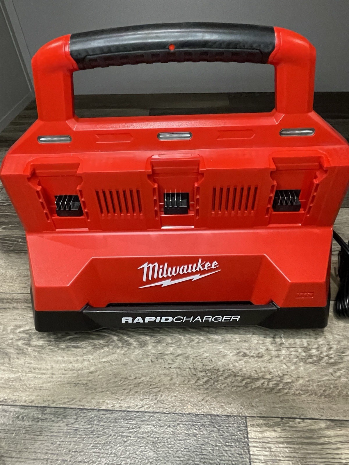 Milwaukee 48-59-1809 Six Bay Rapid Charger M18