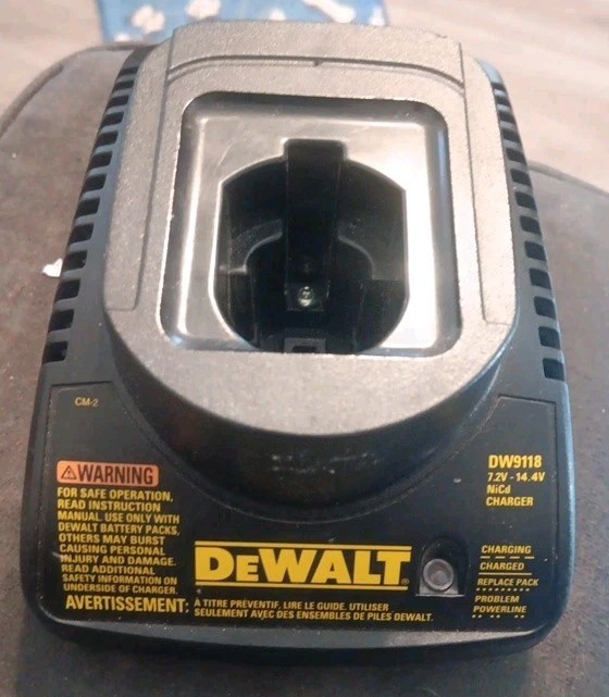 DEWALT DW9118 Battery Charger – Black Working Condition