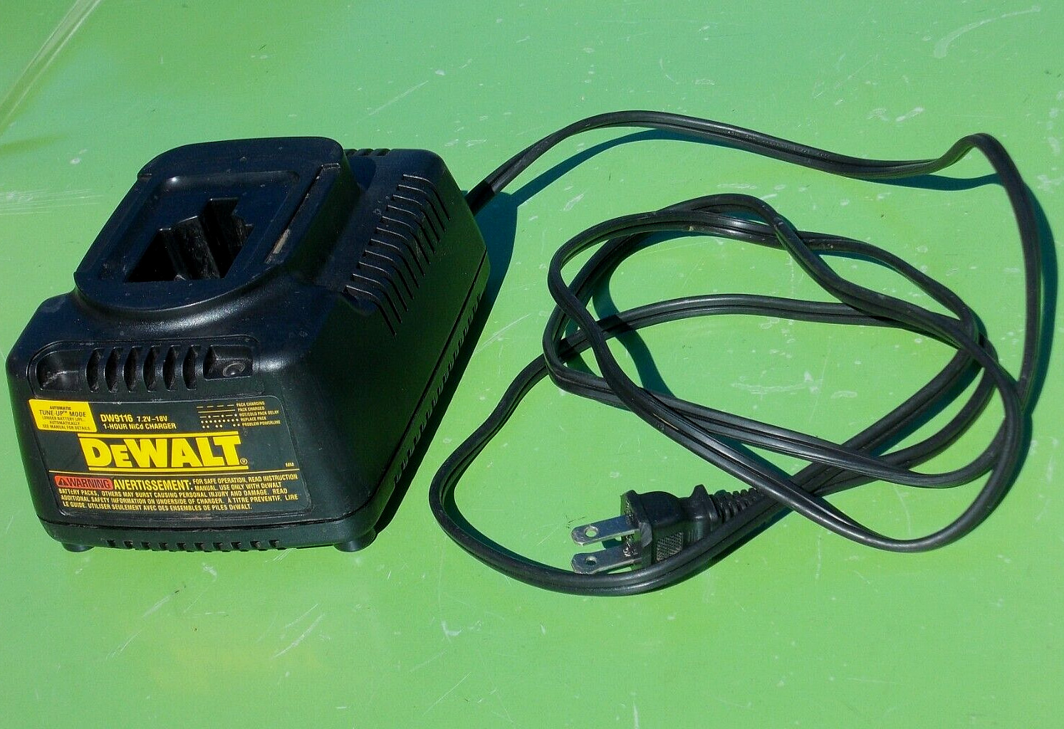 DEWALT BATTERY CHARGER 1 HOUR NICD DW9116 7.2V-18V AUTO TUNE-UP MODE OEM YELLOW