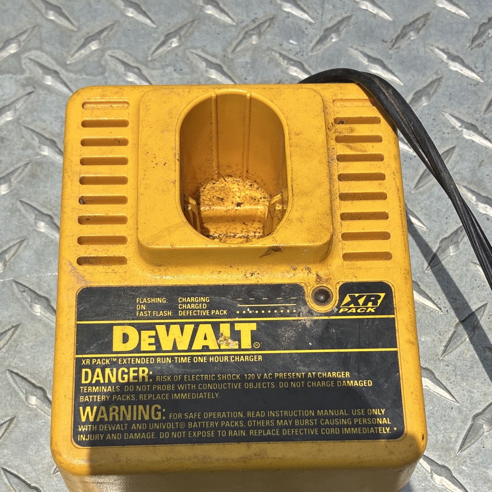 DEWALT DW9106 XR PACK Extended Run Time One Hour Battery Charger