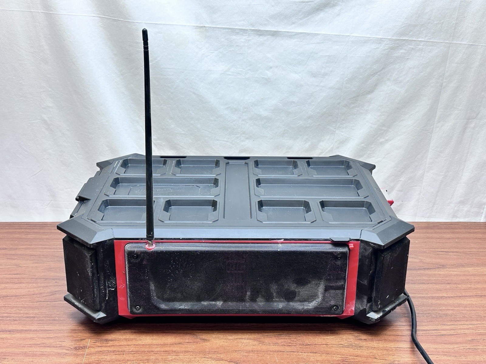 Milwaukee PACKOUT Radio + Charger M18 Charger Red 2950-20